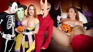 Los Bromistas de Halloween de FreeUse Milf Sophia Locke