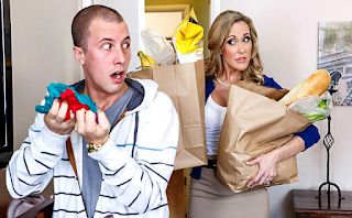 Atrapa a su hijo revisando su ropa interior Brandi Love Atrapa a su hijo revisando su ropa interior Brandi Love