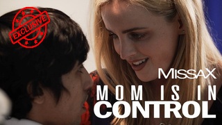 La Madre tiene el control total sobre su hijo Sub